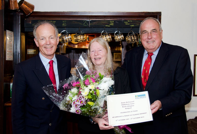 Palmers Brewery landlady celebrates 25 years at Oddfellows Arms