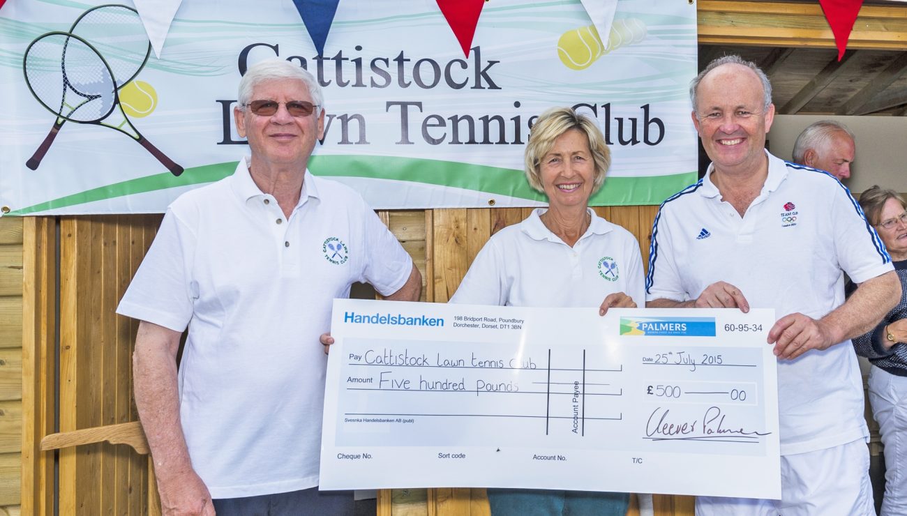 Cattistock Lawn Tennis Club receives £500 support from Palmers Brewery
