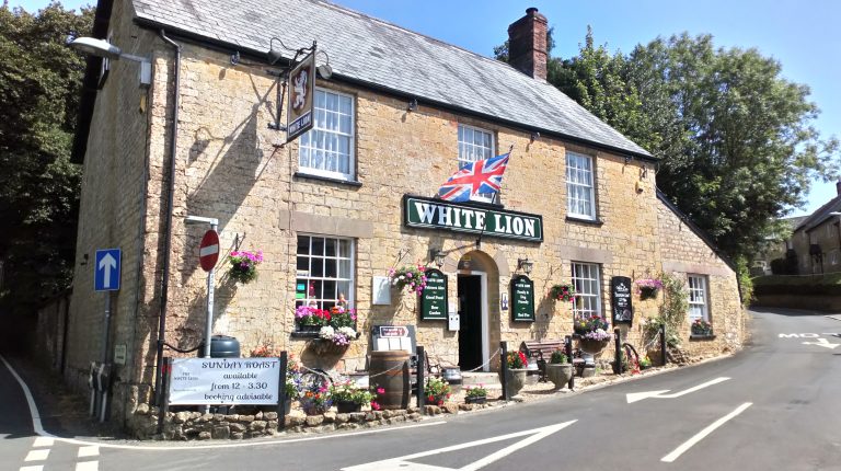 White Lion Broadwindsor wins West Dorset CAMRA Pub of the Year 2023